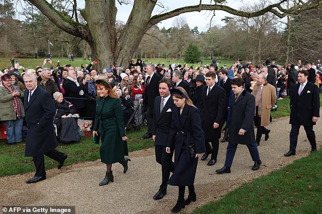 Pangeran Andrew, Duke of York (kiri), Sarah, Duchess of York (kedua kiri) Edoardo Mapelli Mozzi (ketiga dari kiri) dan Putri Beatrice dari York dari Inggris (keempat dari kiri) tiba untuk menghadiri kebaktian Hari Natal tradisional keluarga kerajaan di Gereja St Mary Magdalene . tahun lalu