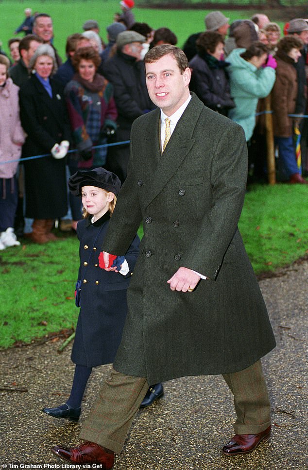 Pangeran Andrew bersama putrinya Putri Beatrice di Gereja Sandringham untuk kebaktian Natal pada tahun 1994