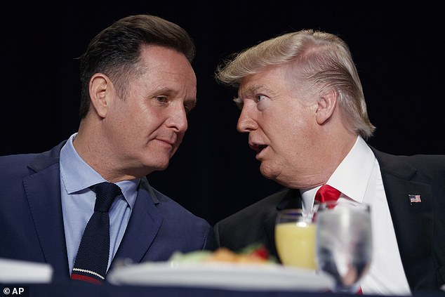 Mark Burnett (kiri) menggambarkan dirinya sebagai 'Robin' dan Donald Trump (kanan) 'Batman'