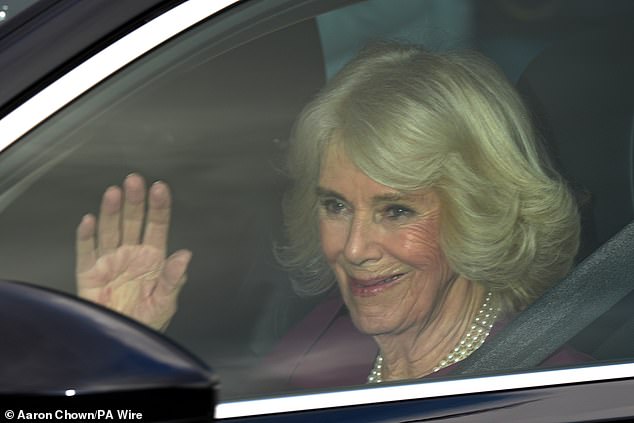 Ratu Camilla tiba untuk makan siang sebelum Natal Raja Charles III di Istana Buckingham