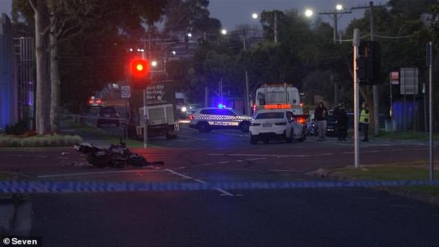 Seorang pengendara sepeda motor tewas pada 11 Agustus setelah seorang anak laki-laki berusia 17 tahun diduga menerobos lampu merah dengan mobil BMW curiannya dan melarikan diri dari lokasi kejadian di Preston, pinggiran timur laut Melbourne.