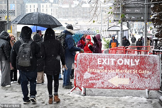 Kantor Met telah memperingatkan bahwa salju beberapa sentimeter bisa turun di perbukitan barat laut Skotlandia dari Sabtu malam hingga Minggu. Gambar: Orang-orang di salju di Edinburgh, Skotlandia