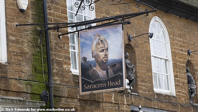 MailOnline mengunjungi pub Saracens Head lainnya di Towcester, dekat Northampton, di mana para pengunjung sama-sama merasa terganggu dengan Baca dan tuntutannya.