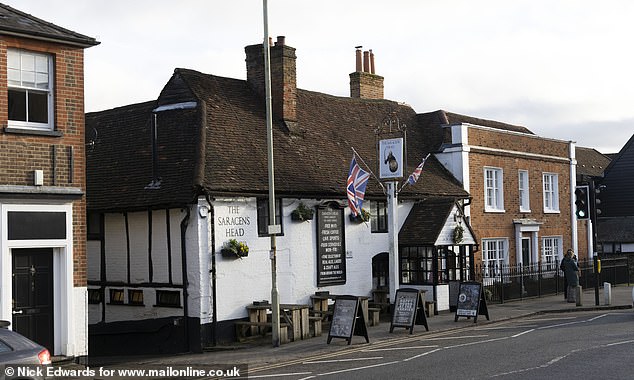 Staf dan penumpang yang bekerja di The Saracens Head, King's Langley, mengecam gugatan Baca terhadap pemilik rumah di Buckinghamshire.