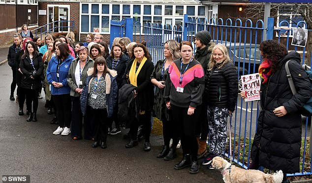 Flora Cooper membuat marah orang tua pada bulan Maret lalu ketika dia meminta pendukungnya untuk memblokir Sekolah Menengah Pertama John Rankin.