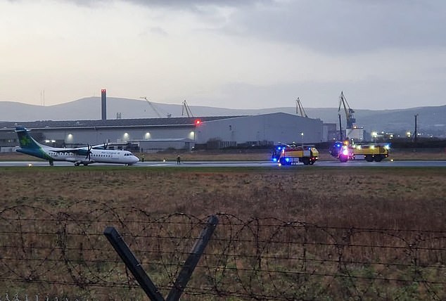 Pesawat tersebut, yang sedang melakukan reposisi ke bandara, mengalami roda hidungnya roboh saat mendarat, dengan hidungnya menempel di landasan pacu, menurut gambar.