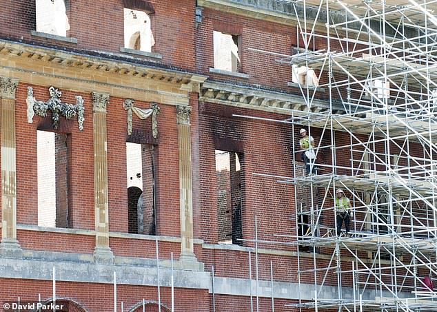 National Trust menerima pembayaran £63 juta setelah kebakaran, dan Restore Trust mengatakan hanya £23 juta yang diperlukan untuk memulihkan eksterior bangunan.