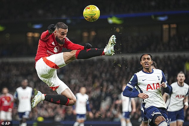 Manchester United kalah 4-3 dari Tottenham Hotspur di perempat final Piala Liga pada Kamis malam - gambar Nousair Mazrouei (kiri) dan DJ Spence (kanan)