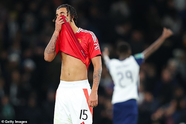 Lenny Toro dari Manchester United menunjukkan rasa frustrasinya setelah gol keempat Spurs di menit-menit akhir