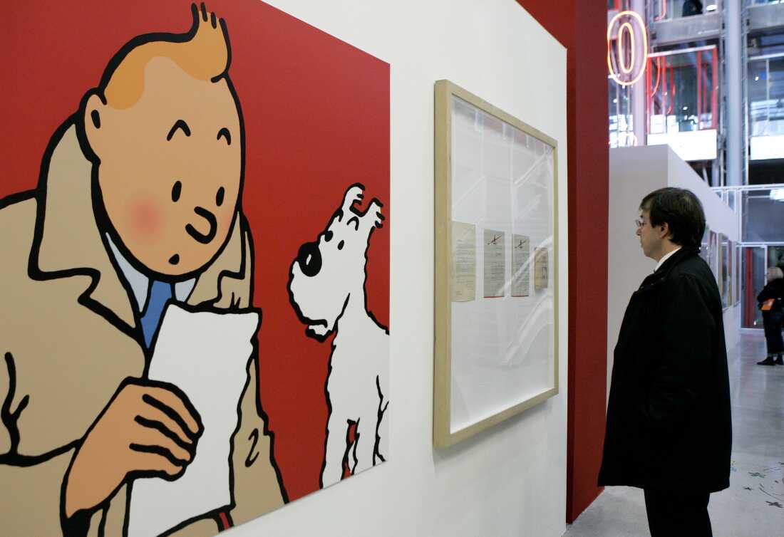 Kartun Tintin dan anjingnya Snowy yang diperbesar dipajang di Pusat Kebudayaan Pompidou di Paris.