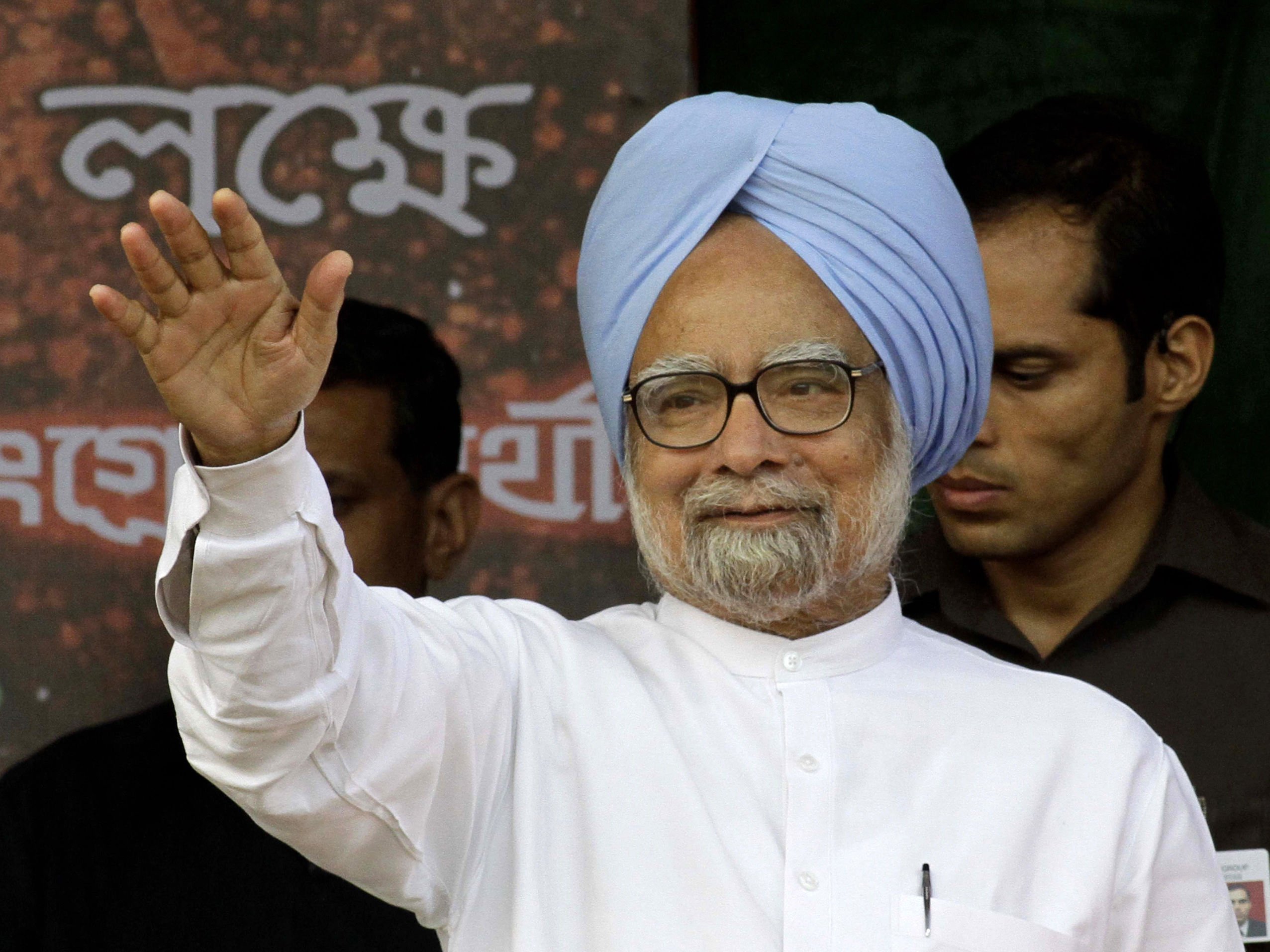 Perdana Menteri India Manmohan Singh melihat kerumunan orang di Kolkata, India pada tahun 2011.