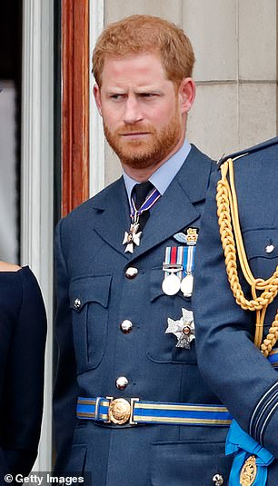 Pangeran Harry mengenakan seragam militer lengkap bersama Duchess of Sussex dan Pangeran William di Istana Buckingham pada tahun 2018