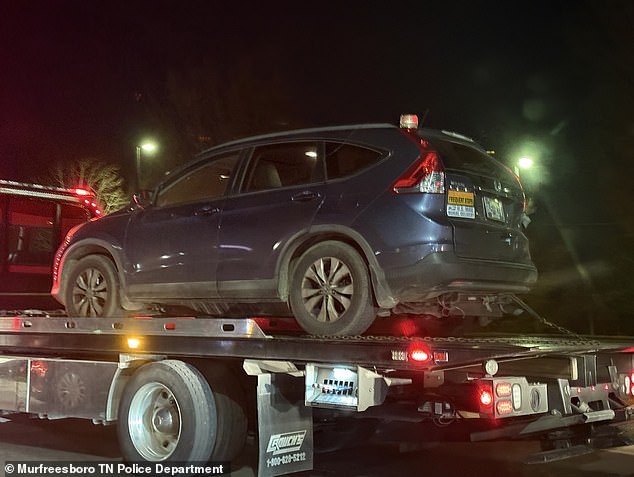 Sebuah Honda CRV digambarkan di bak truk yang terlibat dalam kecelakaan mobil fatal di dekatnya