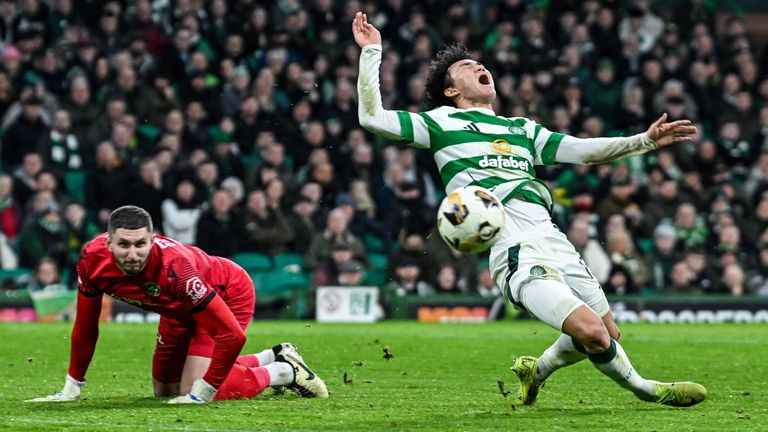 GLASGOW, SCOTLAND - 26 DESEMBER: Pemain Celtic Hyunjoon Young (kanan) dijatuhkan di dalam kotak oleh kiper Motherwell Aston Oxborough dan diberikan penalti selama pertandingan William Hill Premiership antara Celtic dan Motherwell di Celtic Park pada 26 Desember 2024., di Glasgow , Skotlandia. (Foto oleh Rob Casey / Grup SNS)