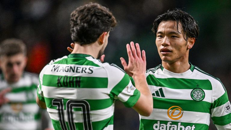 Reo Hatate (kanan) dan Nicolas Kuhn masuk dari bangku cadangan untuk Celtic dan mencetak gol