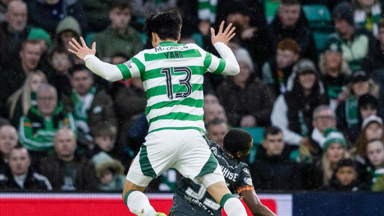 GLASGOW, SCOTLAND - 26 DESEMBER: Tawanda Maswanhuis (kanan) dari Motherwell terjatuh karena tantangan dari Hyunjun Young dari Celtic tetapi dihukum karena simulasi selama pertandingan William Hill Premiership antara Celtic dan Motherwell di Celtic Park pada 26 Desember 2024. di Glasgow. Skotlandia. (Foto oleh Craig Foy/Grup SNS)