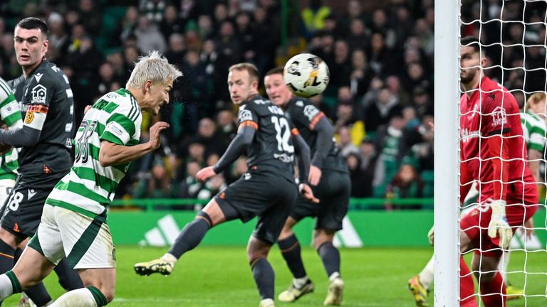 GLASGOW, SCOTLAND - 26 DESEMBER: Daisen Maeda dari Celtic mencetak gol untuk menjadikan skor 2-0 dalam pertandingan William Hill Premiership antara Celtic dan Motherwell di Celtic Park pada 26 Desember 2024 di Glasgow, Skotlandia. (Foto oleh Rob Casey / Grup SNS)