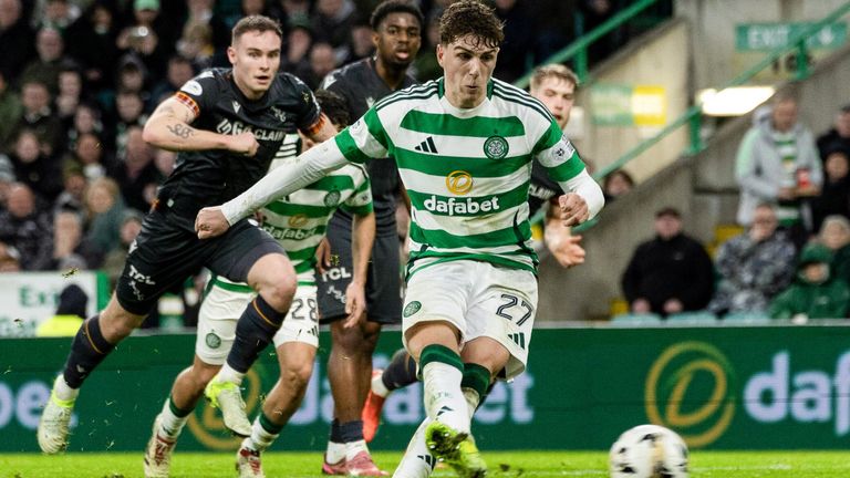 GLASGOW, SCOTLAND - 26 DESEMBER: Arne Engels dari Celtic mencetak penalti untuk menjadikan skor 1-0 dalam pertandingan William Hill Premiership antara Celtic dan Motherwell di Celtic Park pada 26 Desember 2024 di Glasgow, Skotlandia. (Foto oleh Craig Foy/Grup SNS)