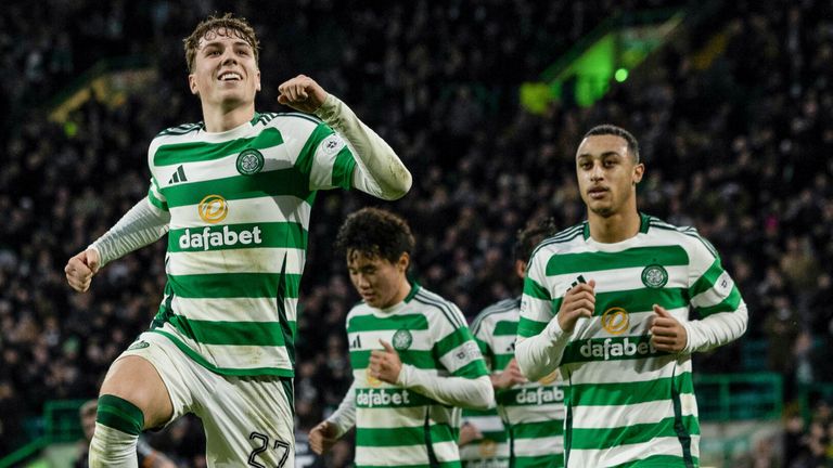 GLASGOW, SCOTLAND - 26 DESEMBER: Arne Engels dari Celtic merayakan gol penalti untuk menjadikan skor 1-0 dalam pertandingan Liga Utama William Hill antara Celtic dan Motherwell di Celtic Park pada 26 Desember 2024 di Glasgow, Skotlandia. (Foto oleh Craig Foy/Grup SNS)