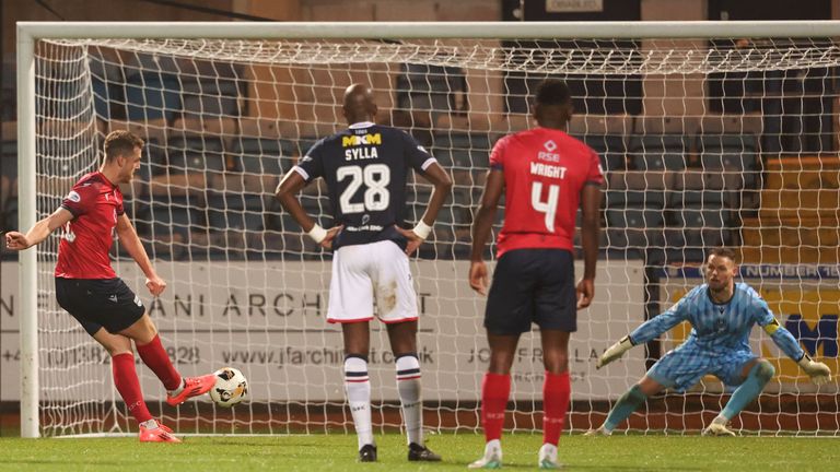 White mencetak penalti untuk menjadikan skor 3-0 untuk Dundee