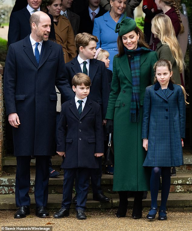 Pangeran dan Putri Wales bersama George, Louis dan Charlotte pada kebaktian Hari Natal tradisional di Sandringham