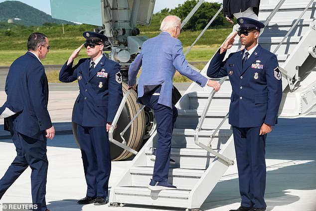 Biden menaiki Air Force One dalam perjalanan ke Philadelphia, Pennsylvania