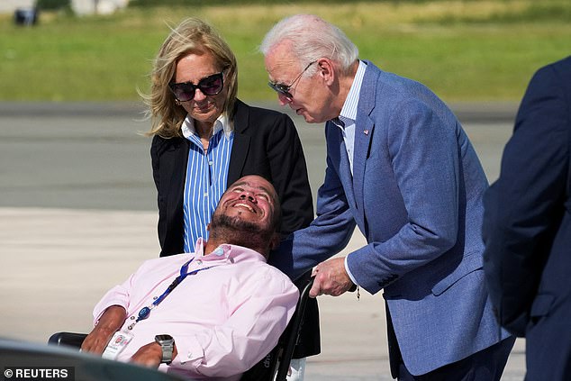 Presiden Joe Biden dan Ibu Negara Jill Biden berbicara dengan seorang pria sebelum menaiki Air Force One