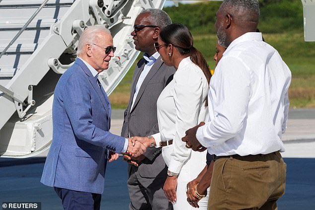 Dia kembali ke rumahnya di Wilmington, Delaware untuk menghabiskan Malam Tahun Baru sebelum menuju ke Camp David untuk terakhir kalinya sebelum meninggalkan Gedung Putih.