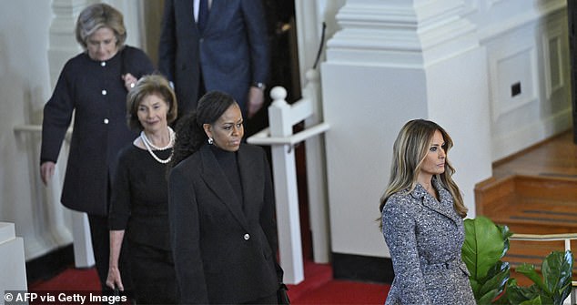 Mantan ibu negara (dari kiri) Hillary Clinton, Laura Bush, Michelle Obama dan Melania Trump terlihat di upacara pemakaman Rosalyn Carter pada November 2023 di Atlanta, Georgia. Jimmy Carter memiliki layanan di Atlanta dan Washington, DC