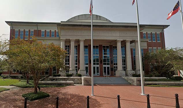 Yeakel ditemukan di dalam ruang sidang negara bagian Effingham County