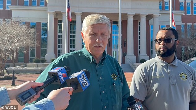 Sheriff Effingham County Jimmy McDuffie mengatakan dia ditemukan antara pukul 10 pagi hingga 10:30 Selasa.