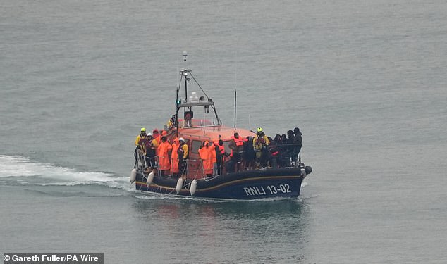 Antara tanggal 5 Juli – sehari setelah pemilihan umum – dan 23.242 migran tiba di Selat Inggris pada akhir tahun – RNLI digambarkan membawa sekelompok migran ke Dover