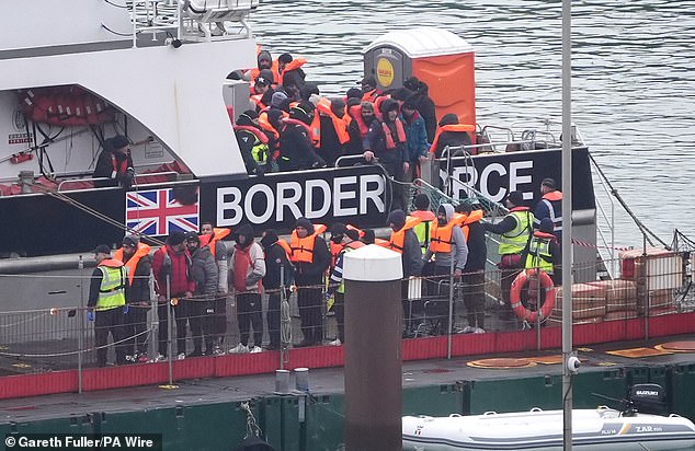 Sekelompok orang yang diyakini migran dibawa ke Dover, Kent, dari kapal Pasukan Perbatasan setelah insiden perahu kecil di Selat pada 29 Desember 2024.