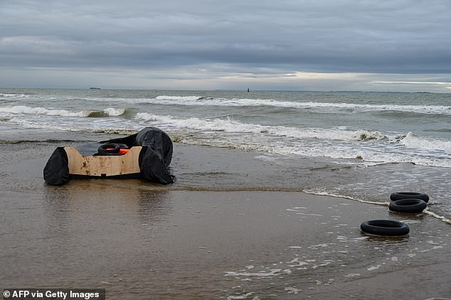 Sebuah perahu kecil ditinggalkan di pantai Prancis dekat Calais. Antara tanggal 5 Juli – sehari setelah pemilihan umum – dan akhir tahun, 23.242 migran melintasi Selat Inggris