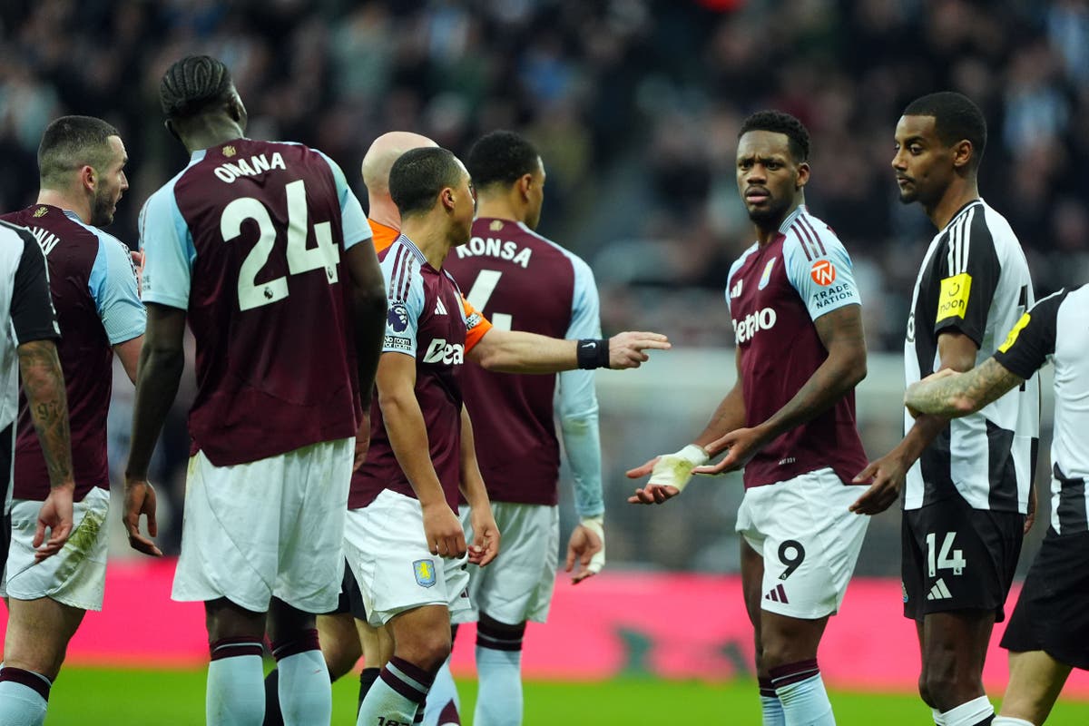 Striker Aston Villa John Duran telah didakwa oleh FA karena reaksi kartu merahnya Striker Aston Villa John Duran telah didakwa oleh FA karena reaksi kartu merahnya