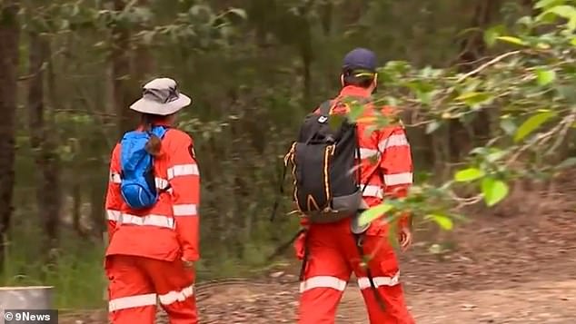 Pencarian ekstensif mencakup tim penyelamat yang berjalan kaki (foto) serta drone dan helikopter.