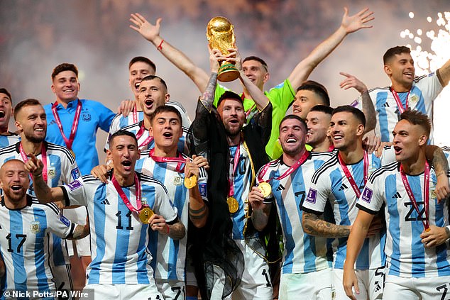 Piala Dunia FIFA 2022 menghadapi masalah yang sama seperti kemenangan Argentina, bulan-bulan musim panas terlalu panas untuk menjadi tuan rumah sepak bola