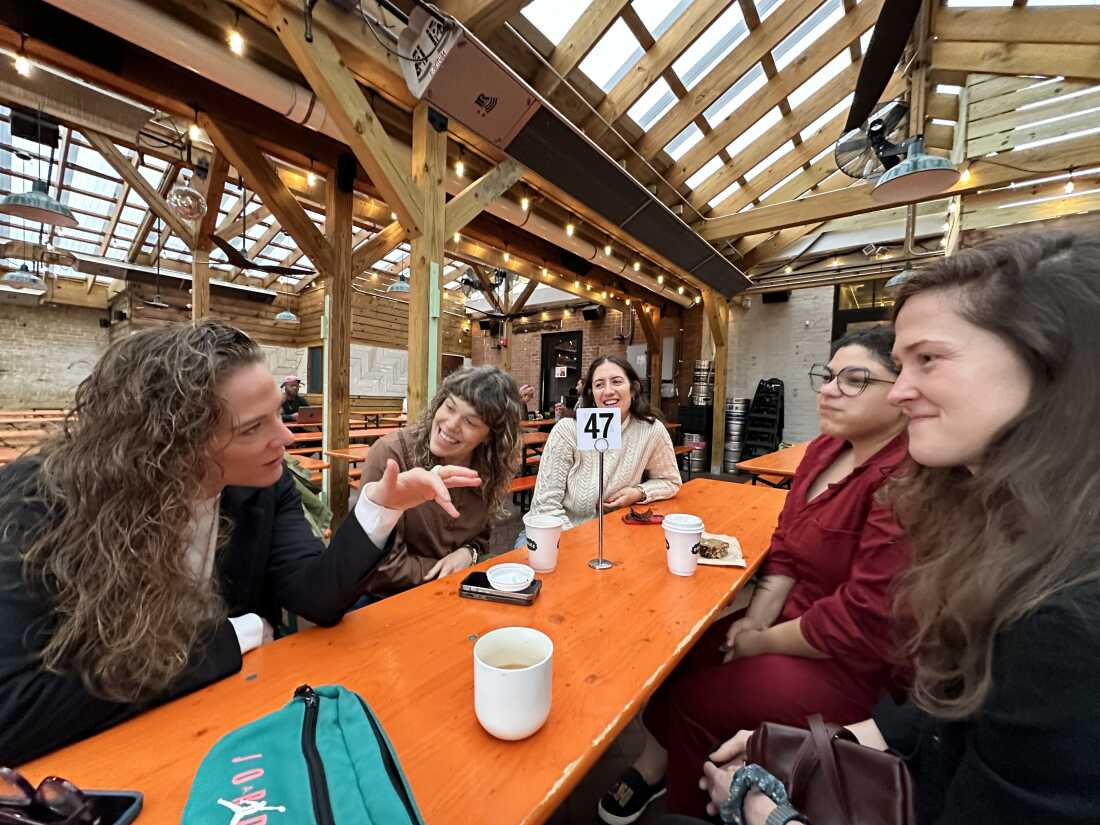 Apakah itu Stammtisch atau Kaffee Kranzchen? Inilah pemandangan pagi hari di Writers' Coffee Club.