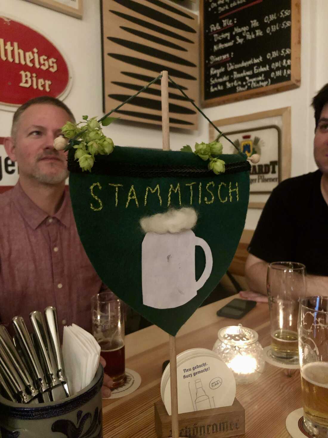 Penulis diundang ke Stammtisch temannya di sebuah bar di Berlin pada tahun 2019. Dia mengambil foto bendera grup ini.