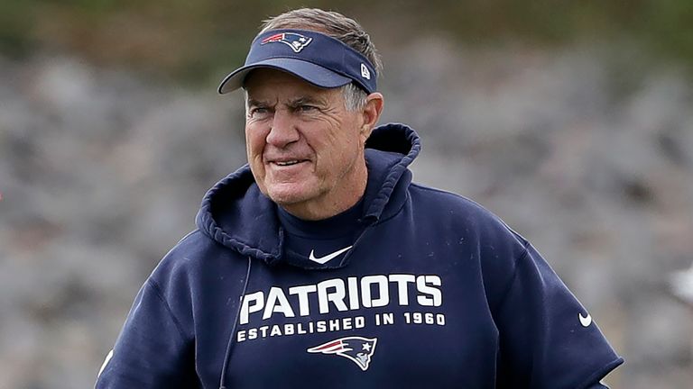 Pelatih New England Patriots Bill Belichick meniup peluit saat latihan sepak bola NFL, Rabu, 18 September 2019, di Foxboro, Mass. Juara NFL enam kali Bill Belichick telah setuju untuk berpisah sebagai pelatih New England Patriots pada Kamis, 11 Januari 2024, mengakhiri masa jabatannya selama 24 tahun sebagai arsitek dinasti liga yang paling berprestasi di era Super Bowl, a kata orang yang mengetahui situasi tersebut