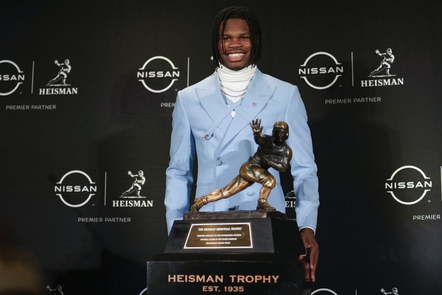 Sepak Bola NCAA: Presentasi Piala Heisman