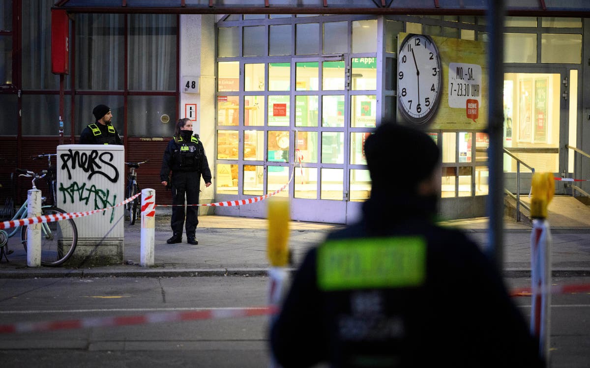 Polisi Berlin mengatakan mereka telah menangkap seorang pria yang menyerang dua orang dengan pisau Polisi Berlin mengatakan mereka telah menangkap seorang pria yang menyerang dua orang dengan pisau