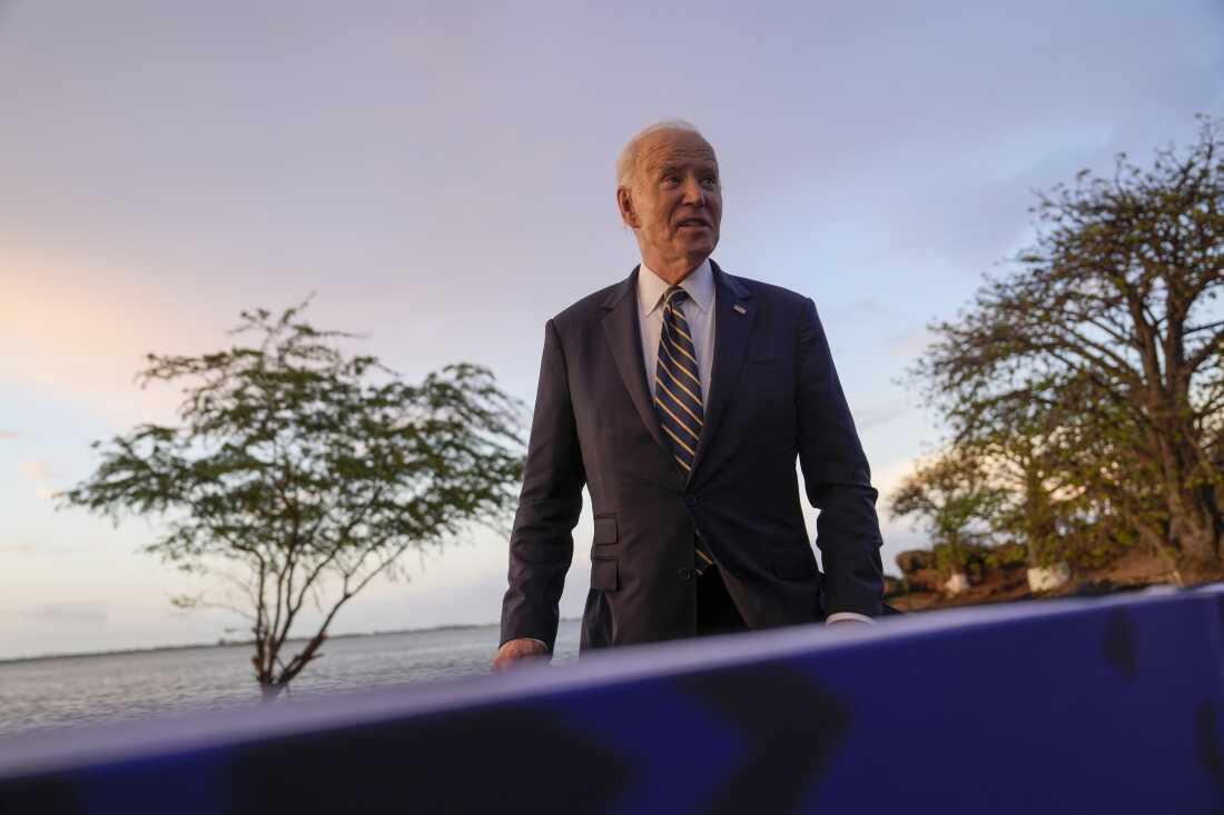 Presiden Biden meninggalkan Museum Nasional Perbudakan di Luanda, ibu kota Angola, pada Selasa, 3 Desember.