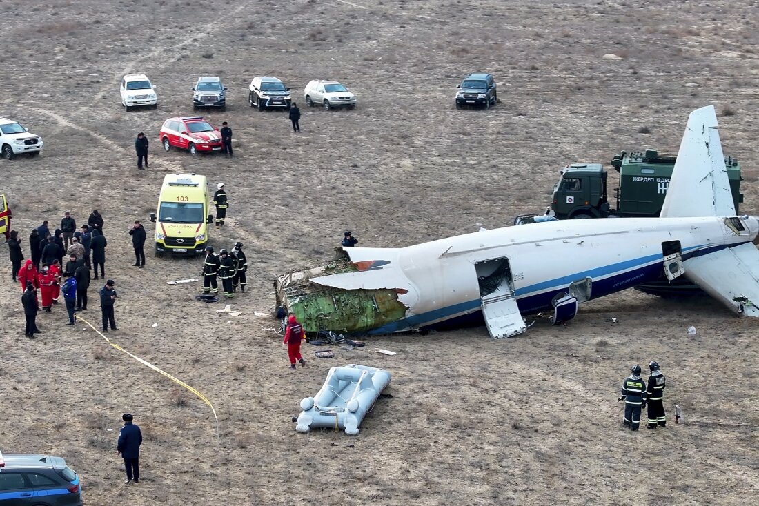 Puing-puing Azerbaijan Airlines Embraer 190 tergeletak di tanah dekat Bandara Aktau di Kazakhstan pada hari Rabu.