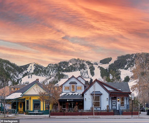 Miliarder pendiri Amazon dan mantan tunangannya pembawa berita TV membeli restoran sushi mewah Matsuhisa (foto) di kota ski Colorado pada tanggal 26 atau 27 Desember dan merencanakan pernikahan mereka pada hari Sabtu tanggal 28, kata sumber kepada DailyMail.com.