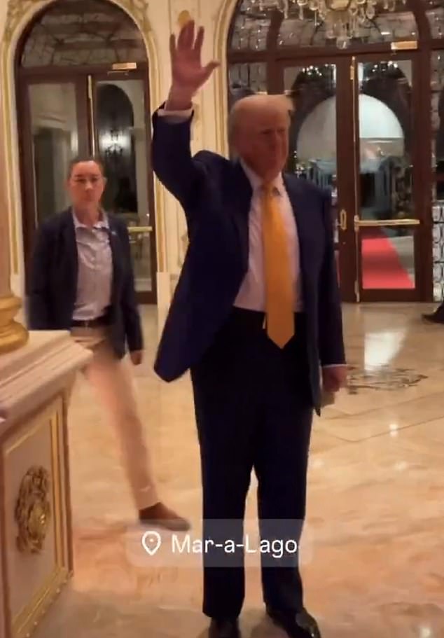 Trump makan malam dengan miliarder Jeff Bezos di Mar-a-Lago tadi malam.