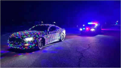 Lampu Natal di mobil: Apakah itu legal di AS? Pengemudi Ford Mustang menepi oleh polisi di Wyoming