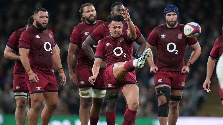 Marcus Smith dari Inggris melakukan sentuhan selama pertandingan rugbi Autumn Nations Series antara Inggris dan Jepang di Allianz Stadium Twickenham di London, Minggu, 24 November 2024. (Foto AP/Hibah Alastair)