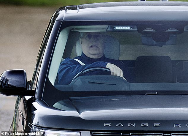 Pangeran Andrew difoto sedang mengendarai Range Rover-nya dari Royal Lodge di Windsor