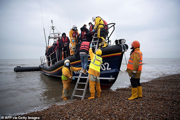 Denda senilai hampir £10 juta dikeluarkan kepada pengangkut tahun lalu setelah para migran ditemukan (foto: Para migran ditolong ke darat dengan sekoci RNLI di Dungeness)